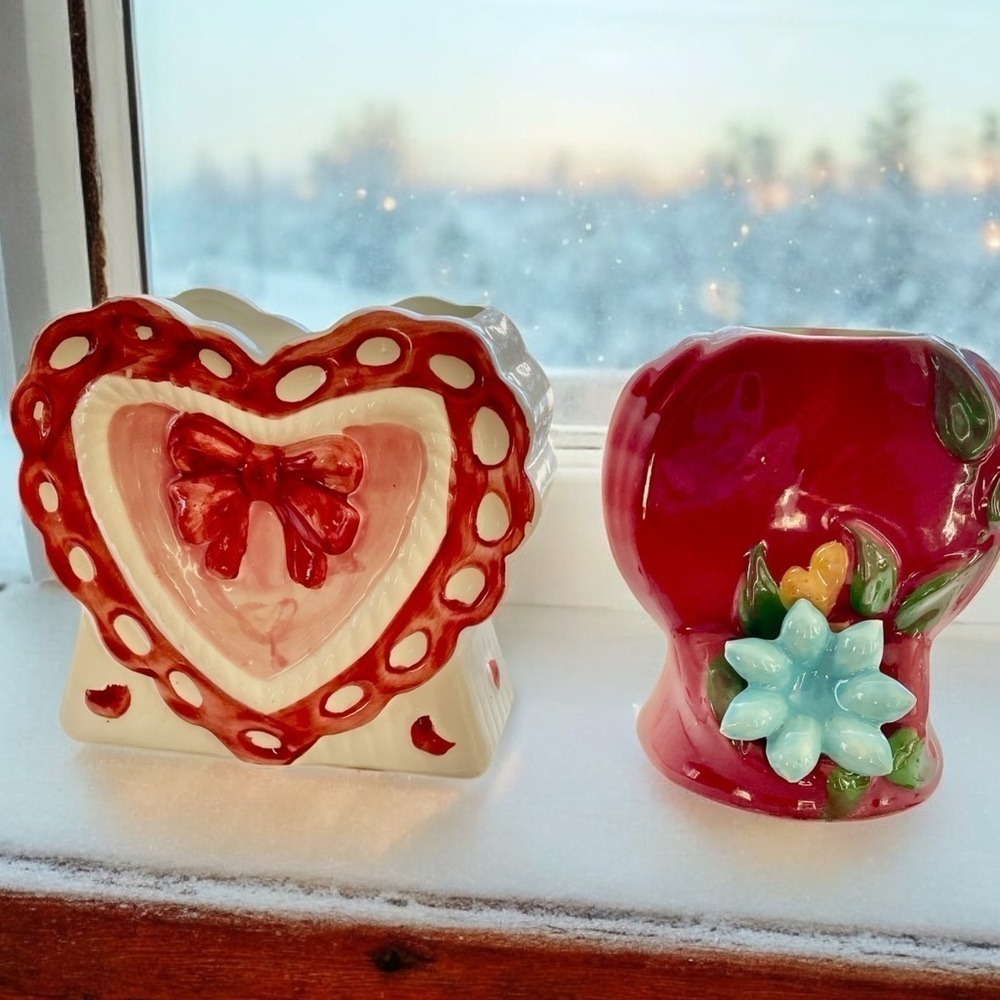 Two small vintage planters, heart shaped, cera mic, good condition